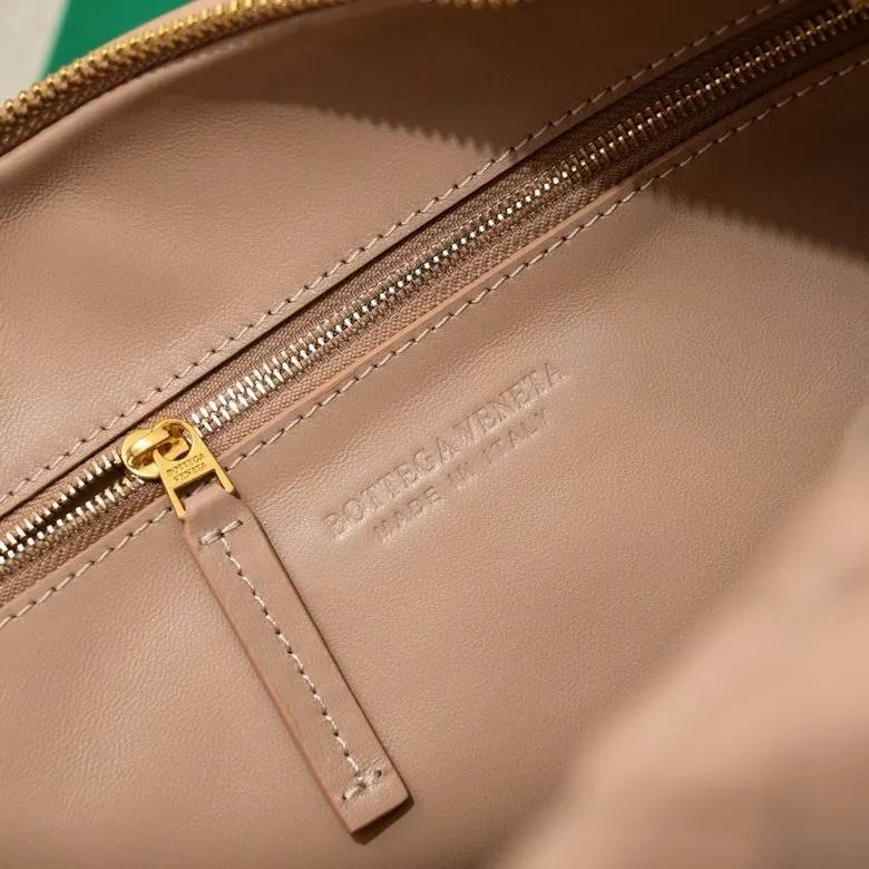 Batch 1860 large Jodie handbag, new arrival in early spring#, cool style, retro style, full of vitality, free and easy, distinctive personality brings multi-layered charm to daily wardrobe~ 🔝The soft and flowing fabric conveys a soft touch# A relaxed and comfortable feeling is newly interpreted in the silhouette· Croissant woven sheepskin Size: width 40 height 48 thickness 16 [6698#]
